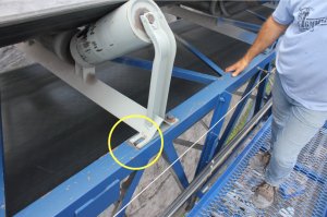 Nous voyons ici des rouleaux de transport sur un convoyeur à courroie qui transporte de la roche broyée à raison d’une tonne par mètre linéaire. On constate que la structure de support des rouleaux de transport n’est pas correctement fixée sur la structure portante du convoyeur. Il y a risque de renversement de la structure de support des rouleaux de transport et bris de l’équipement.